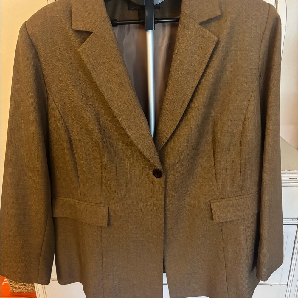 Elegant Tan Women's Blazer - Freshly dried cleaned.